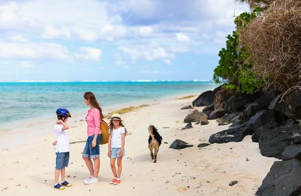 Мать Двое Детей Прогуливаются Тропическому Пляжу Наслаждаясь Летними Каникулами — стоковое фото