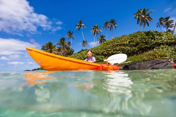 Bambini Che Divertono Remare Kayak Rosso Colorato All Acqua Tropicale — Foto Stock