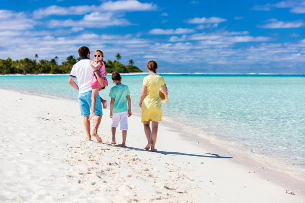 Feliz Hermosa Familia Unas Vacaciones Playa Tropical — Foto de Stock