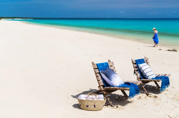 Idilli Trópusi Strand Fehér Homokkal Türkiz Óceáni Vízzel Kék Égbolttal — Stock Fotó