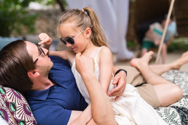 Glücklicher Vater Und Seine Entzückende Kleine Tochter Lachen Zusammen Und — Stockfoto