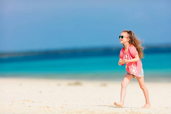 Adorable Niña Playa Durante Las Vacaciones Verano — Foto de Stock