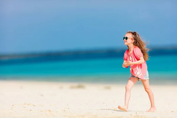 Schattig Klein Meisje Aan Het Strand Tijdens Zomervakantie — Stockfoto