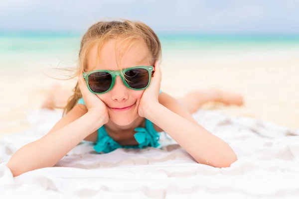 Adorável Menina Deitada Uma Toalha Praia Durante Férias Verão — Fotografia de Stock