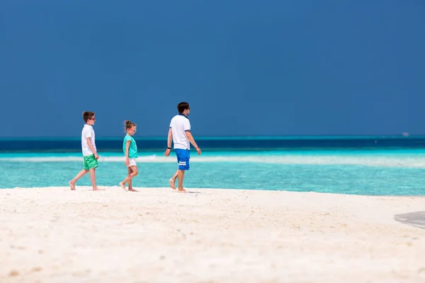 Πατέρας Και Παιδιά Απολαμβάνουν Καλοκαιρινές Διακοπές Στην Παραλία Του Τροπικού — Φωτογραφία Αρχείου