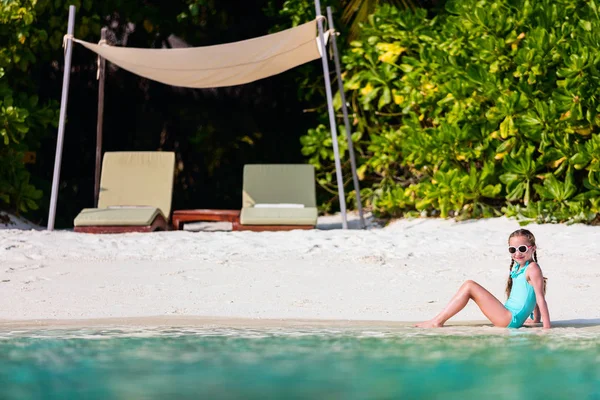 Adorable Niña Playa Durante Las Vacaciones Verano —  Fotos de Stock