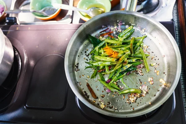 Preparación Del Plato Tradicional Sri Lanka Con Judías Verdes Clase — Foto de Stock