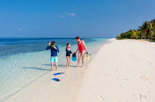 家庭的母亲和孩子们享受热带海滩度假 — 图库照片