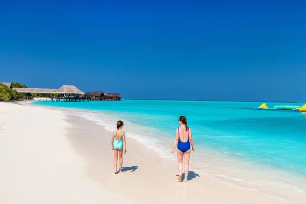 Mère Fille Profitant Vacances Plage Tropicale — Photo