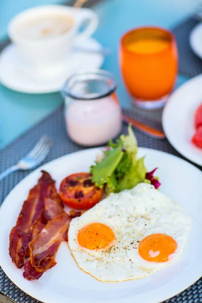 Delicious Breakfast Fried Eggs Bacon Vegetables — Stock Photo, Image