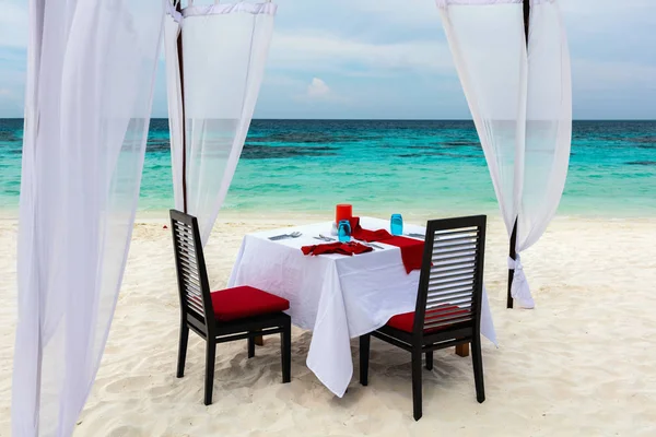 Romantic luxury dinner or lunch setting at tropical beach in Maldives — Stock Image Romantic Luxury Dinner Lunch Setting Tropical Beach Maldives Stock Picture