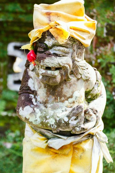 Κοντινό Παραδοσιακό Μπαλινέζικο Δαίμονας Φρουρά Αγάλματος Στο Ναό Του Μπαλί — Φωτογραφία Αρχείου