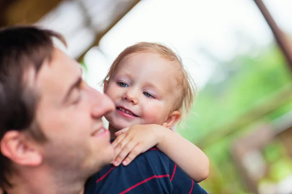 Portret Van Een Gelukkige Vader Zijn Schattige Dochtertje — Stockfoto