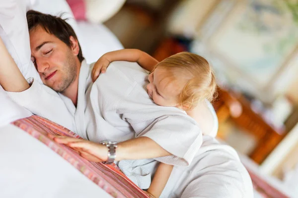 Junger Vater Und Kleines Mädchen Spielen Bett — Stockfoto