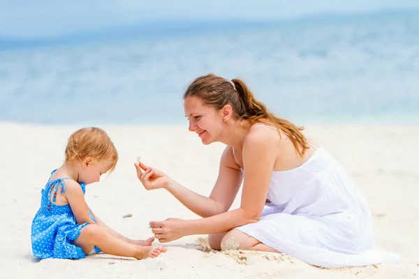 Jonge Moeder Haar Dochtertje Peuter Tropische Vakantie — Stockfoto