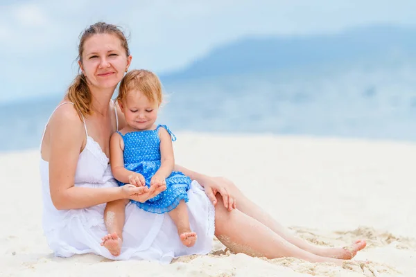 年轻的母亲和她小小的蹒跚学步女儿在热带度假 — 图库照片