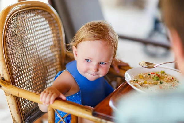 Entzückendes Kleinkind Mädchen Isst Gesundes Mittagessen — Stockfoto