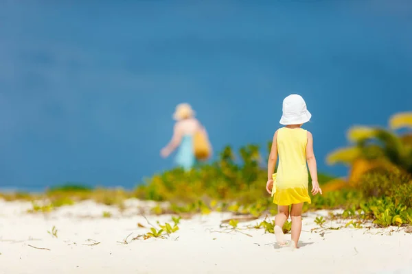 后视图在热带海滩上的小女孩 — 图库照片