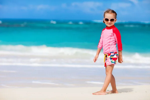 Porträtt Söt Liten Flicka Tropisk Strand — Stockfoto