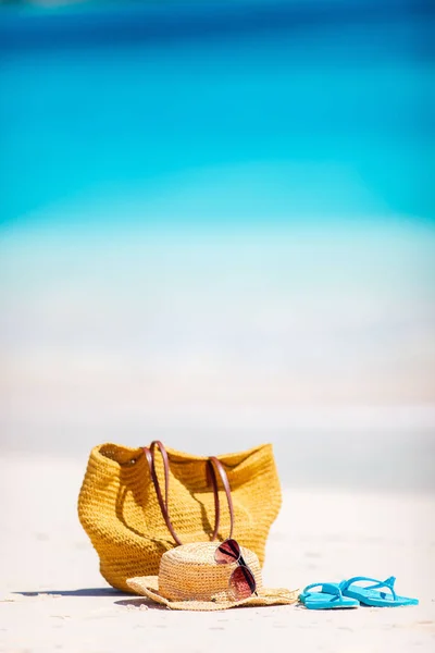 Bolso Paja Gafas Sol Toallas Chanclas Una Playa Tropical — Foto de Stock