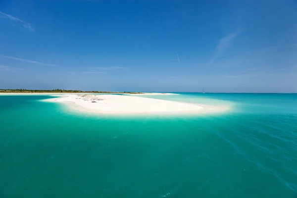美しい熱帯のビーチとターコイズ ブルーのカリブ海 — ストック写真