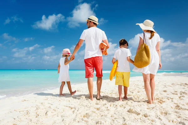 Visão Traseira Uma Família Feliz Praia Tropical — Fotografia de Stock