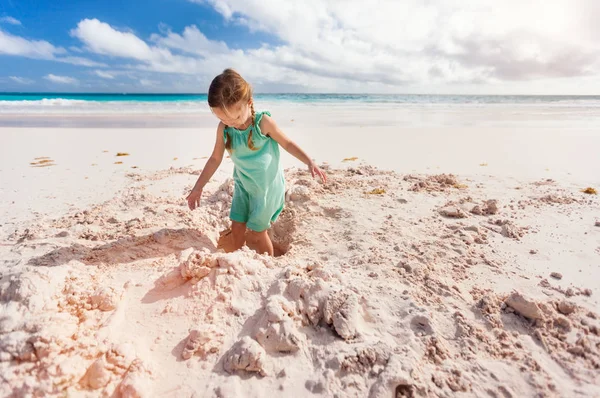 Yaz Tatili Boyunca Sahilde Sevimli Küçük Bir Kız — Stok fotoğraf