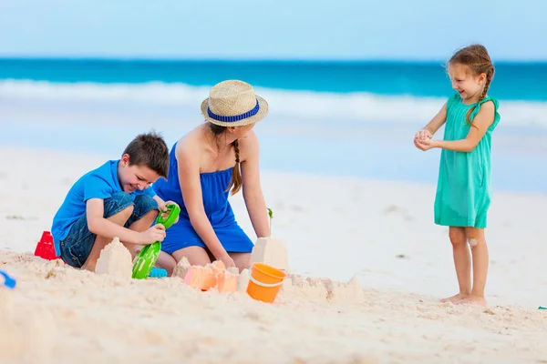 Mãe Crianças Fazendo Castelo Areia Praia Tropical — Fotografia de Stock