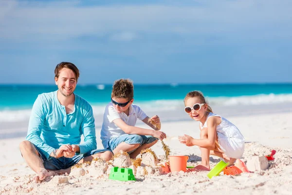 Père Les Enfants Jouent Avec Sable Sur Plage Tout Profitant — Photo