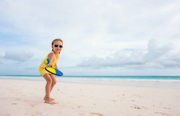 Κοριτσάκι Παίζει Τένις Παραλία Στις Διακοπές — Φωτογραφία Αρχείου