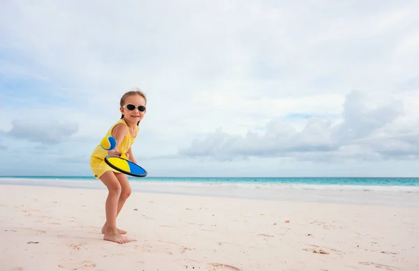 Petite Fille Jouant Tennis Plage Vacances — Photo