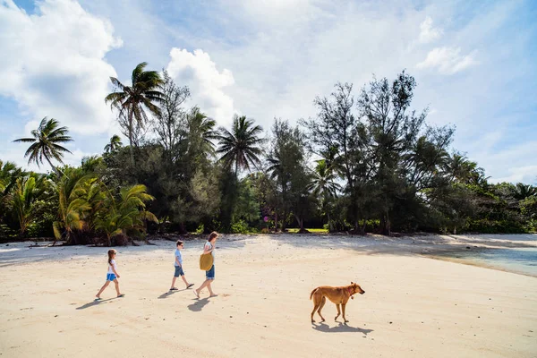 Сім Матері Діти Тропічні Пляжі Острові Rarotonga Насолоджуючись Літні Канікули — стокове фото