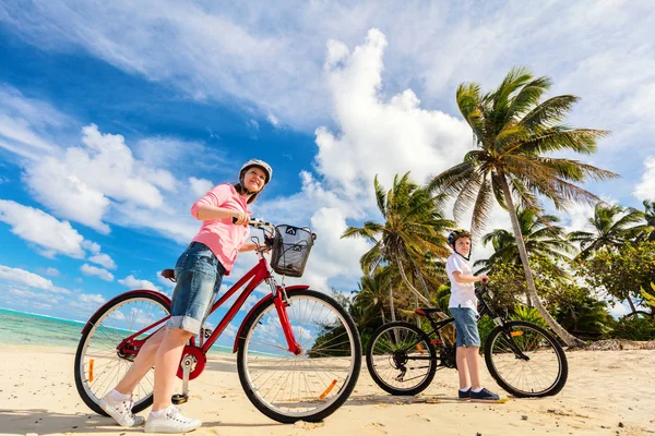 家庭的母亲和儿子在一起玩乐的热带海滩骑自行车 — 图库照片