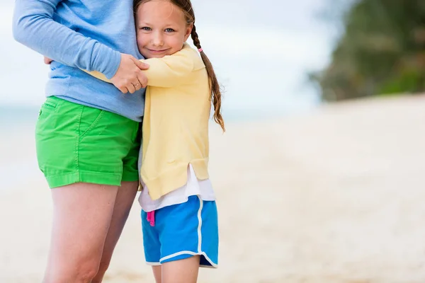 Close Van Prachtige Moeder Haar Schattige Kleine Dochter Strand — Stockfoto