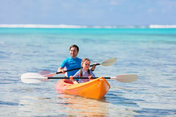 Vader Dochter Kajakken Tropische Oceaan — Stockfoto