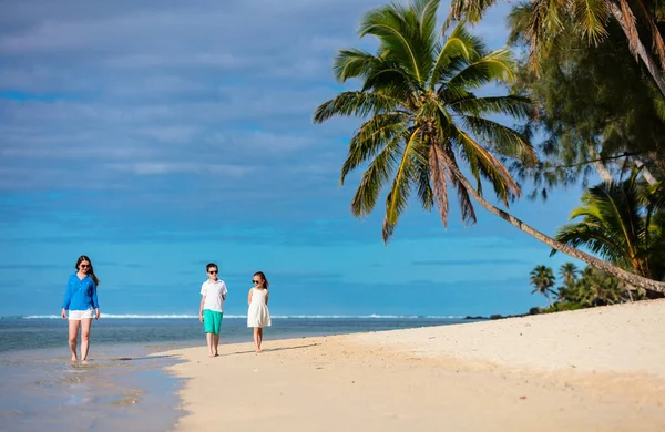 Familie Mit Mutter Und Kindern Tropischen Strand Genießt Sommerurlaub — Stockfoto