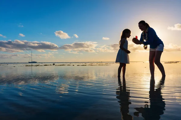 Silhouetten Van Moeder Dochter Tropisch Strand Tijdens Zonsondergang — Stockfoto