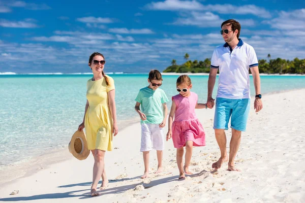 Felice Bella Famiglia Una Vacanza Mare Tropicale — Foto Stock