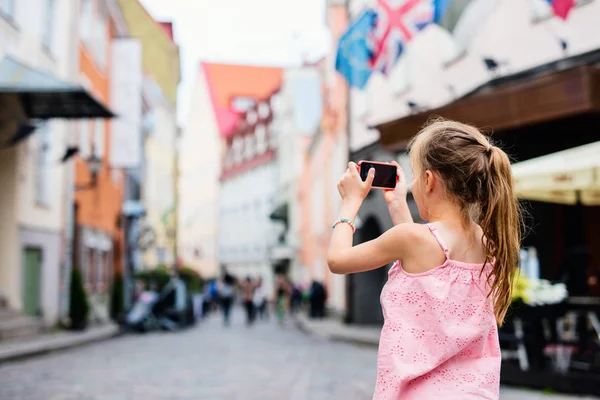 Vista Posteriore Adorabile Ragazza All Aperto Esplorare Città Vecchia Tallinn — Foto Stock