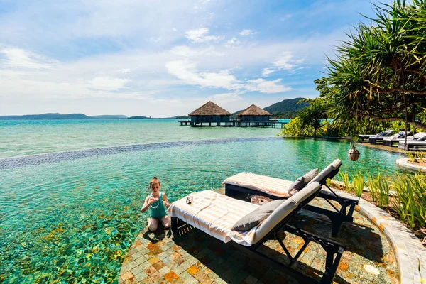 Bedårande Liten Flicka Vid Luxury Resort Pool Kul Sommarlovet — Stockfoto