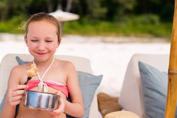 可爱的小女孩在热带海滩野餐 — 图库照片