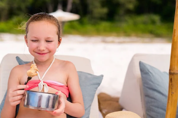 Adorabile Bambina Una Spiaggia Tropicale Con Pic Nic — Foto Stock