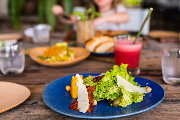 Szalonnás Éttermében Szolgálnak Fel Ebédre Ízletes Friss Cézár Saláta — Stock Fotó