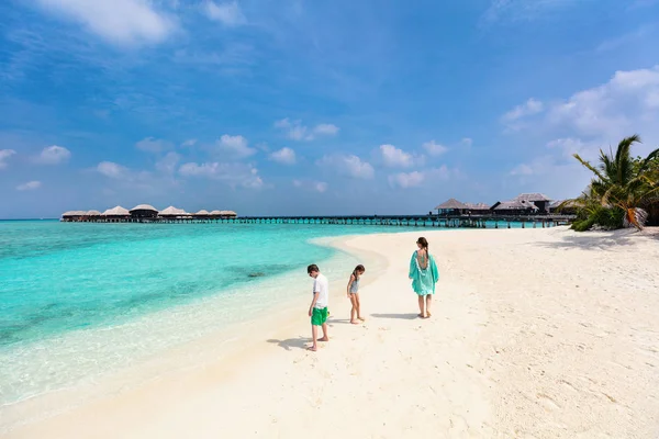 Family Mother Kids Enjoying Tropical Beach Vacation — Stock Photo, Image