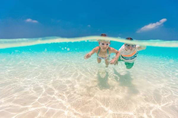 かわいい子供の夏休み中に水泳の熱帯の海の水での水中写真 — ストック写真