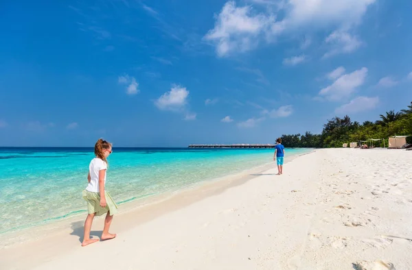 Niños Pequeños Una Playa Tropical Durante Las Vacaciones Verano — Foto de Stock