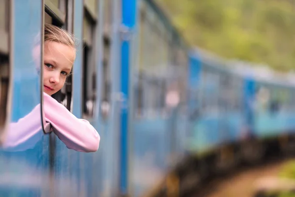 Маленькая Девочка Наслаждается Поездкой Поезде Эллы Канди Среди Чайных Плантаций — стоковое фото