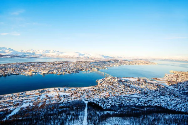 Powyżej Widok Piękny Zimowy Krajobraz Śniegu Objętych Miasta Tromsø Północnej — Zdjęcie stockowe