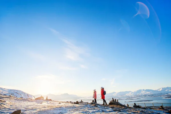 Семья Матери Дочери Наслаждается Снежным Зимним Днем Улице Северной Норвегии — стоковое фото
