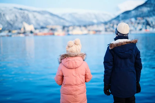 Achteraanzicht Van Kinderen Broer Zus Met Prachtig Uitzicht Tromso Stad — Stockfoto